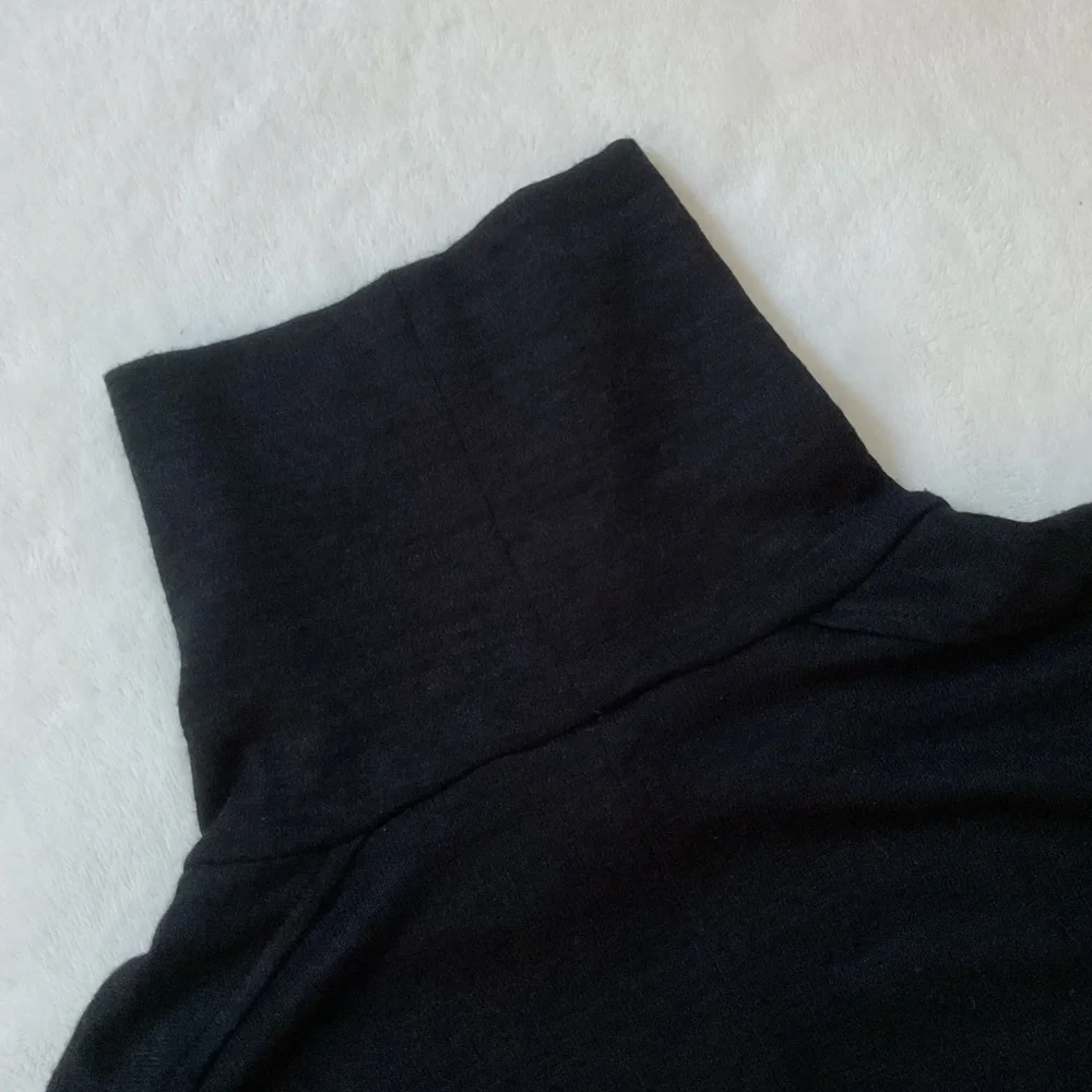 Banana Republic Black Turtleneck XS Lightweight Stretch Layering Top Chic Basic